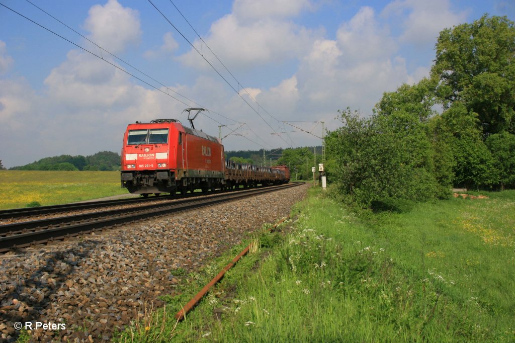 185 261-5 mit gemischten Gterzug bei Plling. 13.05.11