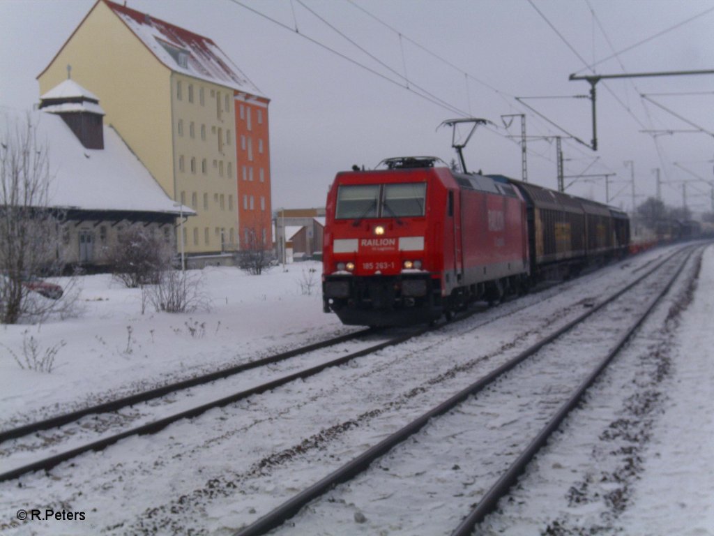 185 263-1 mit einem gedecktem Gterzug in Obertraubling. 30.12.10