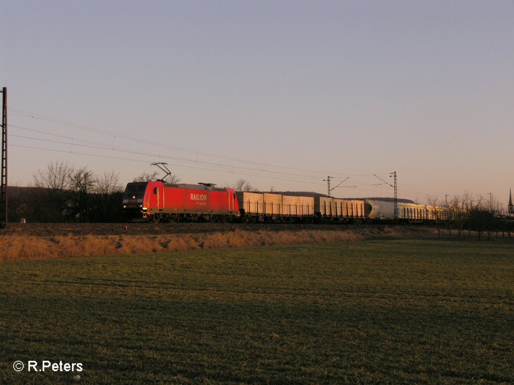 185 271-4 zieht ein gemischten Gterzug bei Thngersheim. 16.02.08
