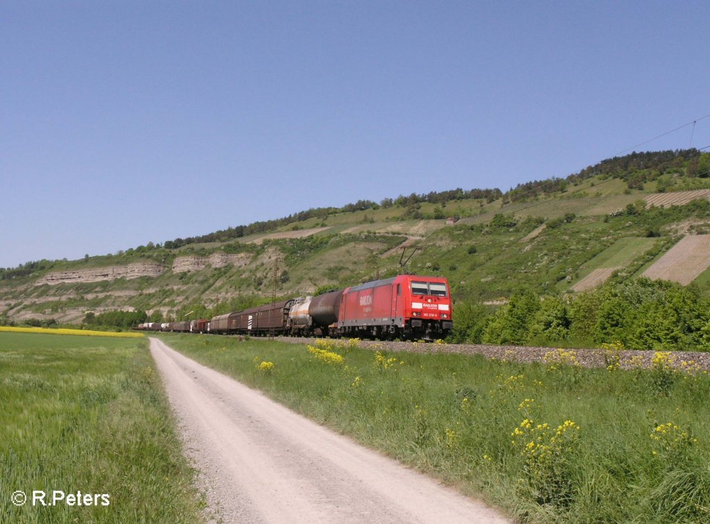 185 278-9 durchfhrt das Maintal mit ein gemischten Gterzug bei Thngersheim. 10.05.08