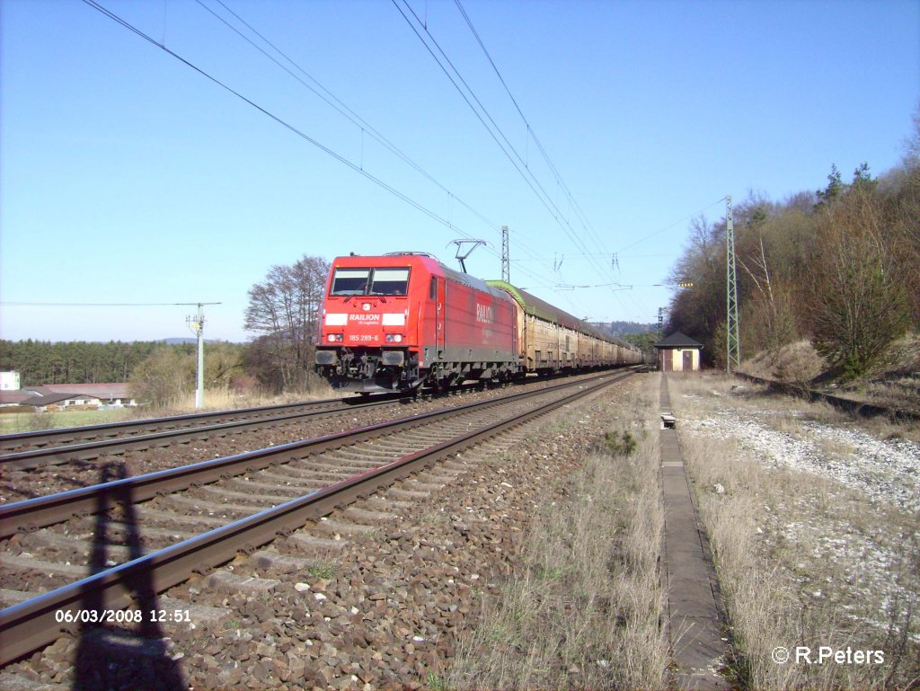 185 289-6 zieht ein BMW-Zug bei Sengenthal. 06.03.08