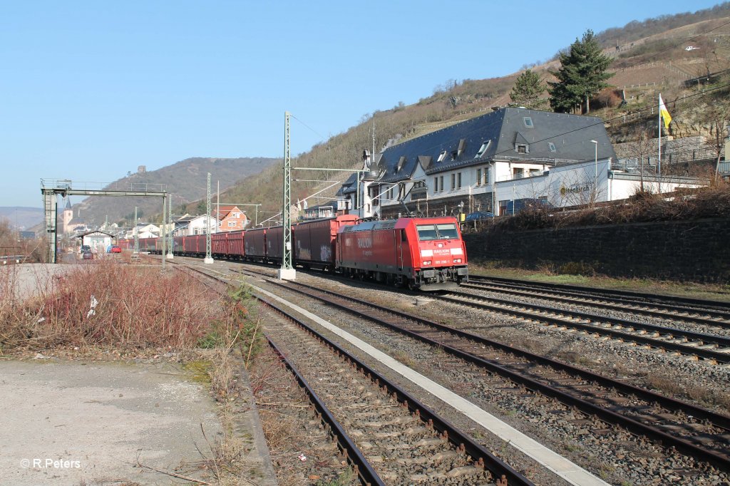 185 296-1 durchfhrt Lorch am Rhein mit einem gedeckten Gterzug. 05.03.13