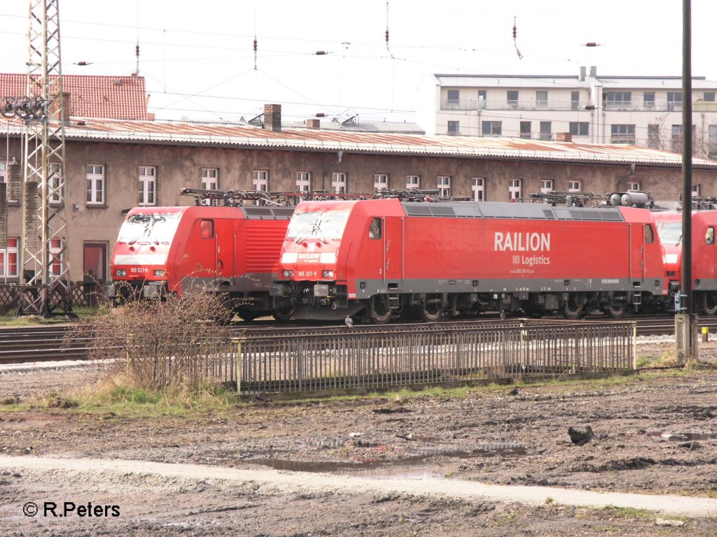 185 301-9 steht neben 189 021-9 in Frankfurt/Oder abgestellt. 22.03.08