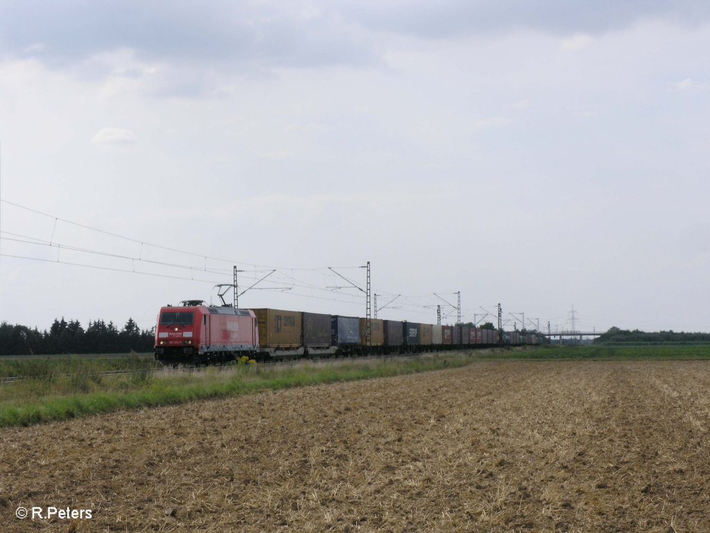 185 305-0 zieht bei Stephansposching ein Containerzug in Richtung Passau. 08.08.09
