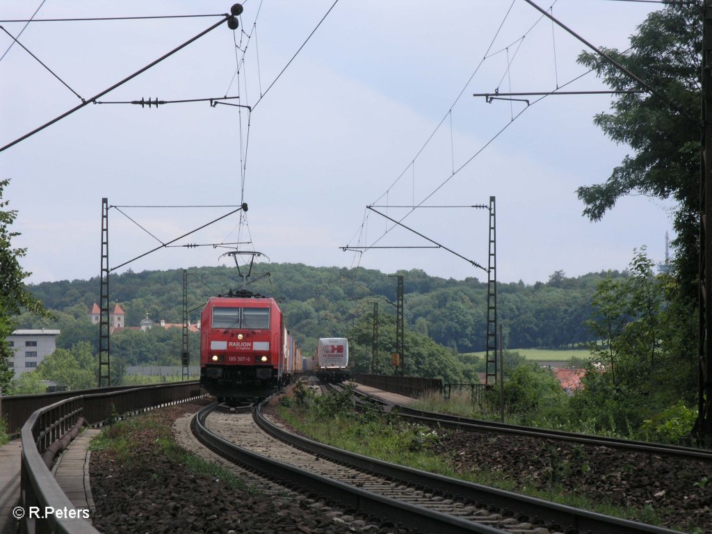 185 307-6 zieht ein Containerzug ber die Donaubrcke bei regensburg-Prfering. 20..06.09