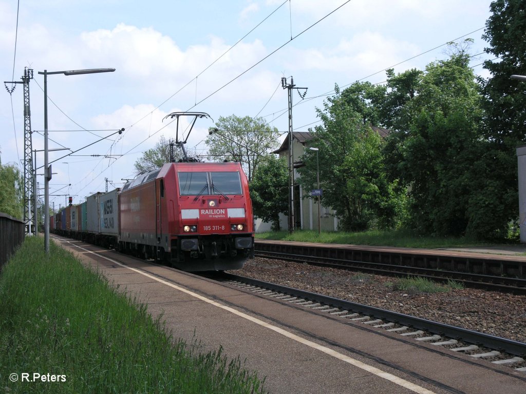 185 311-8 zieht ein Containerzug durch Regensburg-Prfering. 09.05.09