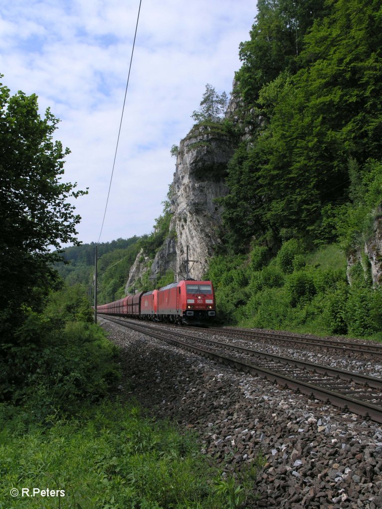 185 320-9 und 197 mit einem Kohlezug bei Matting. 29.05.10