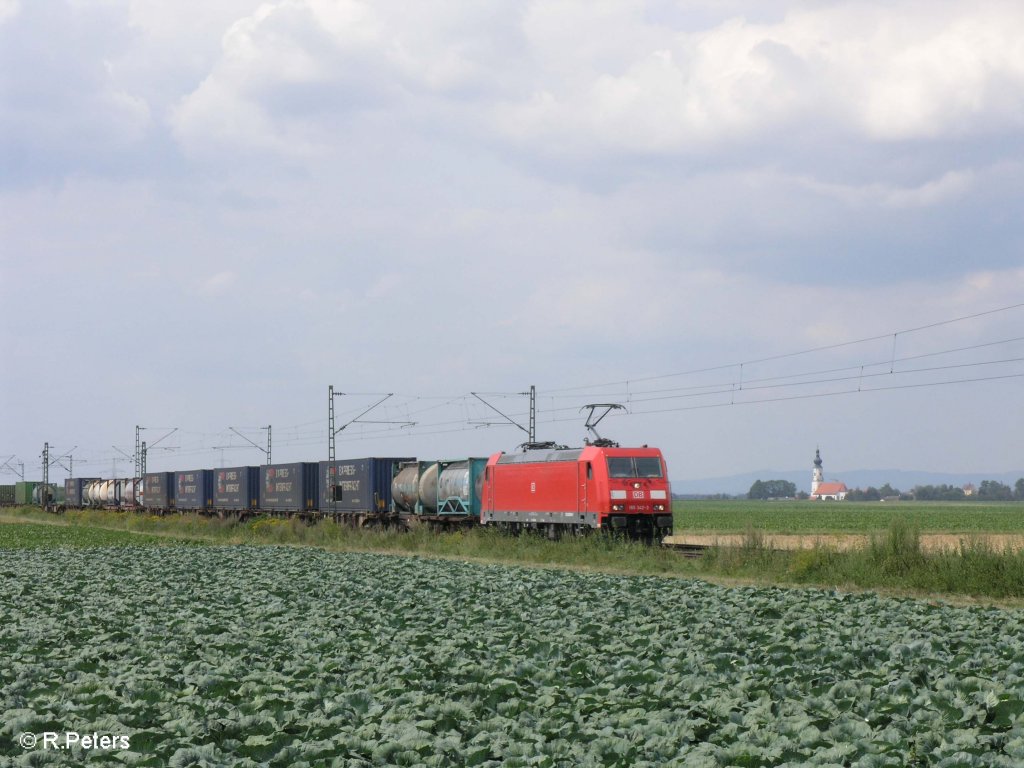 185 342-2 zieht bei Stephansposching ein Containerzug in Richtung Passau. 08.08.09
