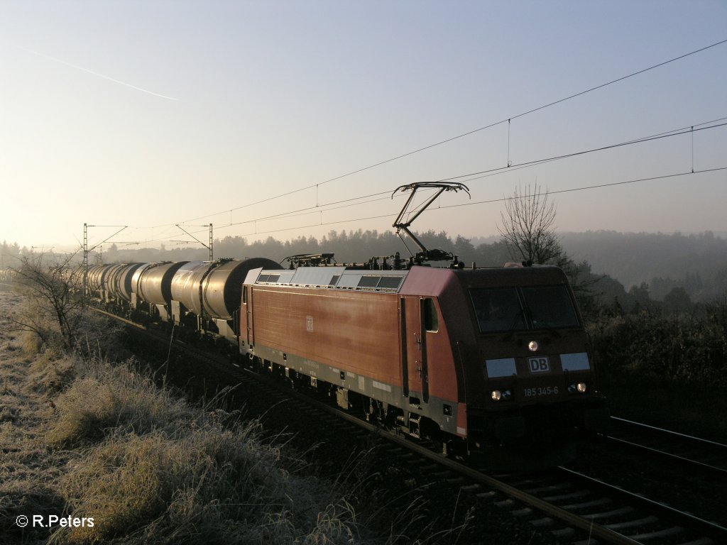 185 345-6 mit einem gemischten Gterzug bei Endorf. 29.10.10