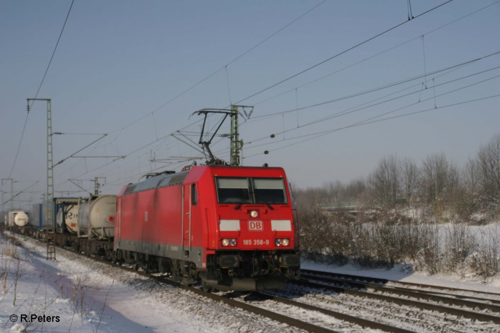 185 358-9 mit Wechselpritschenzug bei Obertraubling. 30.12.10