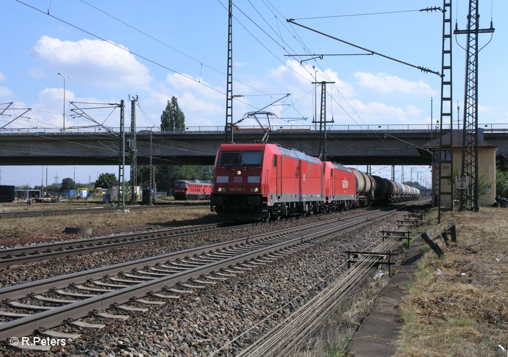 185 362-1 + eine Schwester Maschine ziehen ein Kesselzug an regensburg ost vorbei. 27.08.09