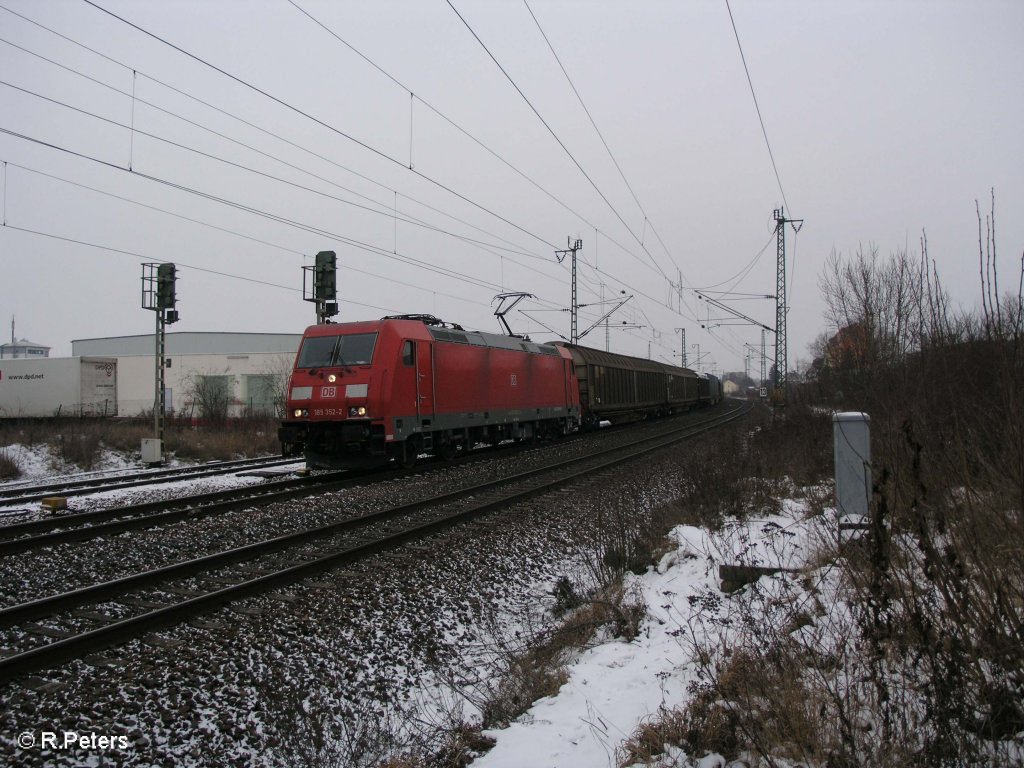 185 362-1 durchfhrt Obertraubling mit ein gemischten Gterzug. 09.01.10