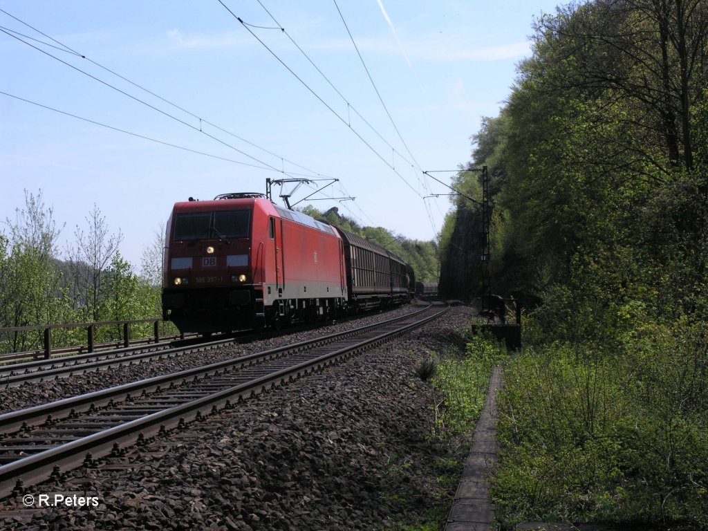 185 375-1 zieht einen Gedeckten Gterzug kurz vorm Felsentor. 29.04.10