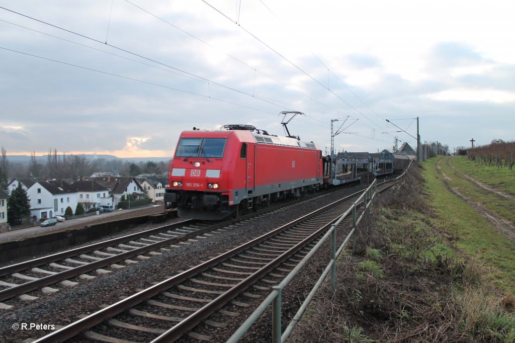 185 376-1 mit gemischten Gterzug bei Hattenheim am Rhein. 18.12.12