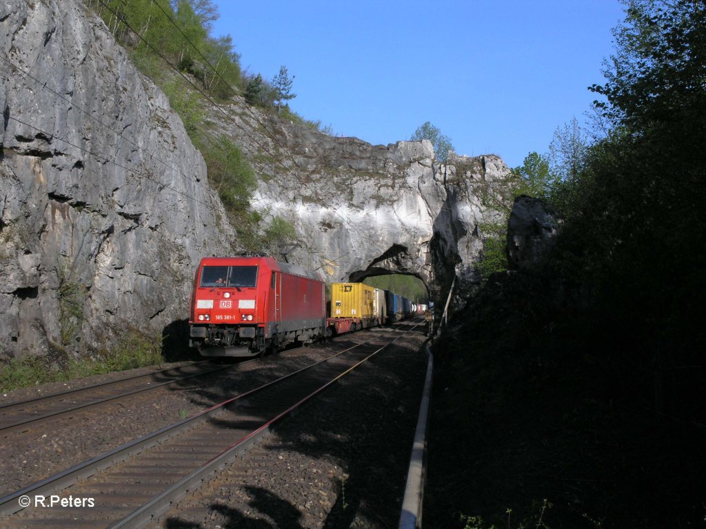 185 381-1 zieht ein Containerzug durchs Felsentor. 29.04.10