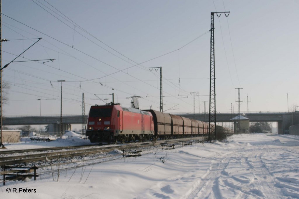 185 388-6 zieht mit Kohlezug an Regensburg Ost vorbei. 30.12.10