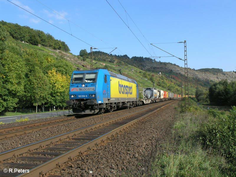 185 518-8 zieht ein Containerzug durch Gambach.27.09.08