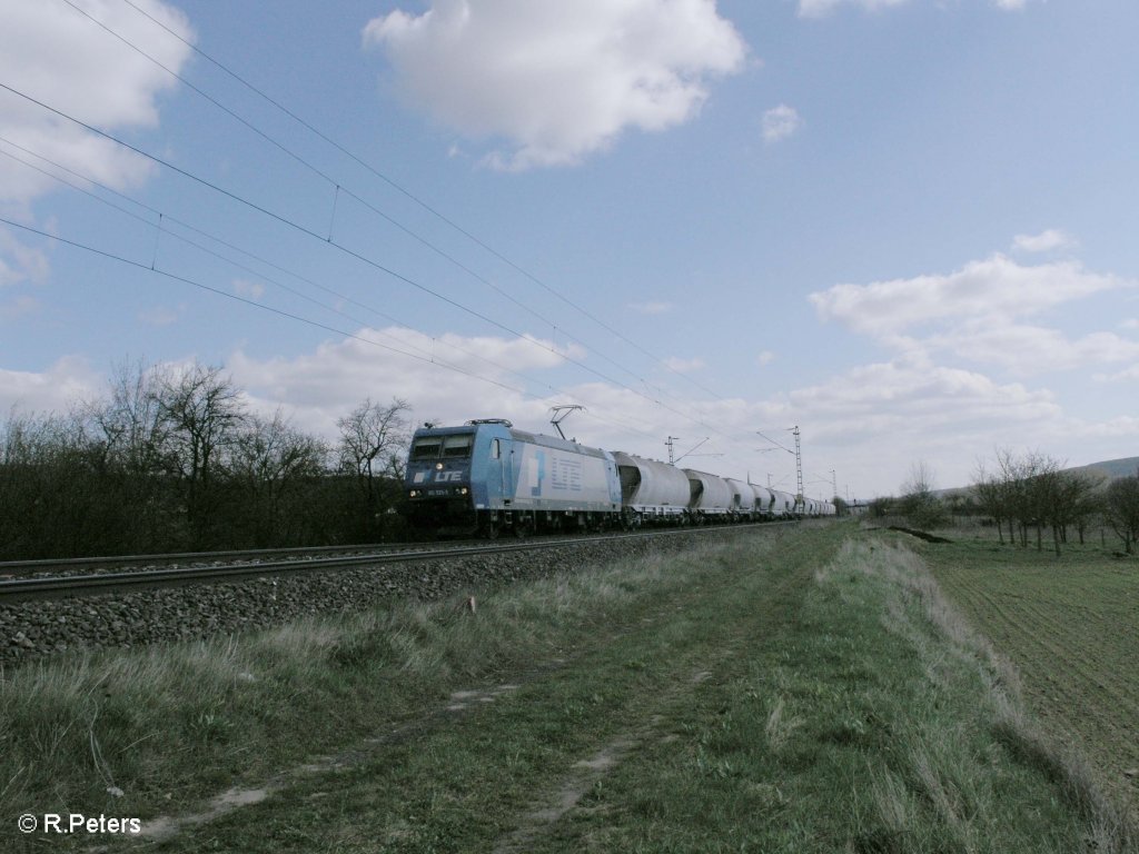 185 529 zieht ein Kalkzug durchs Maintal bei Thngersheim. 10.04.10