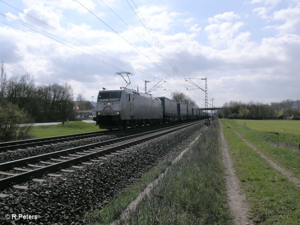 185 531-1 zieht ein Wechselpritschenzug bei Thngersheim. 10.04.10