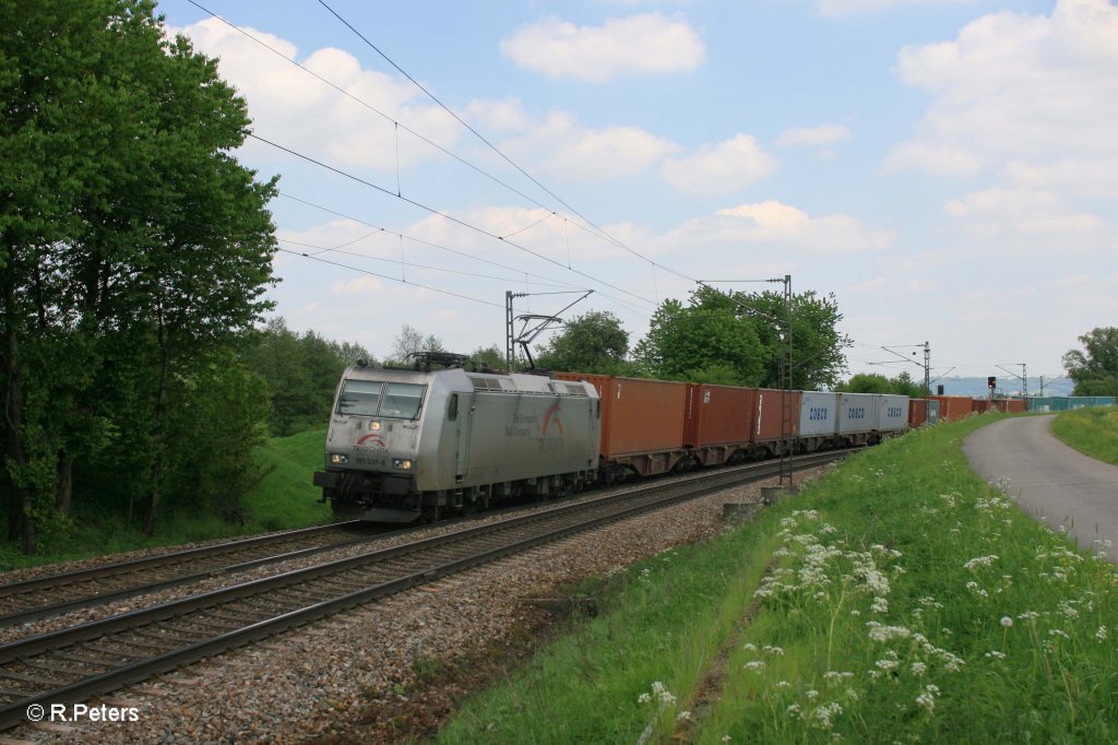 185 537-8 mit Containerzug bei Plling. 13.05.11