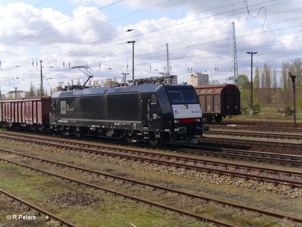 185 544-4 steht mit einem Kalkzug in Eisenhttenstadt und wartet auf die Weiterfahrt. 21.04.10