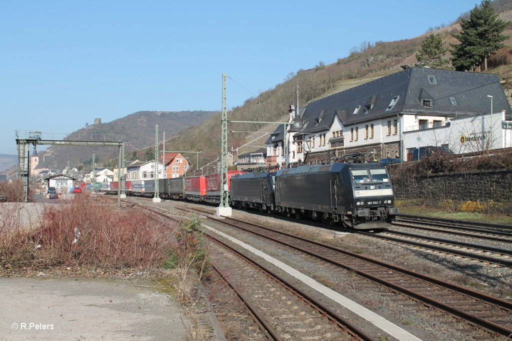 185 552-7 zieht den Wechselpritschenzug Gruber durch Lorch am Rhein. 05.03.13