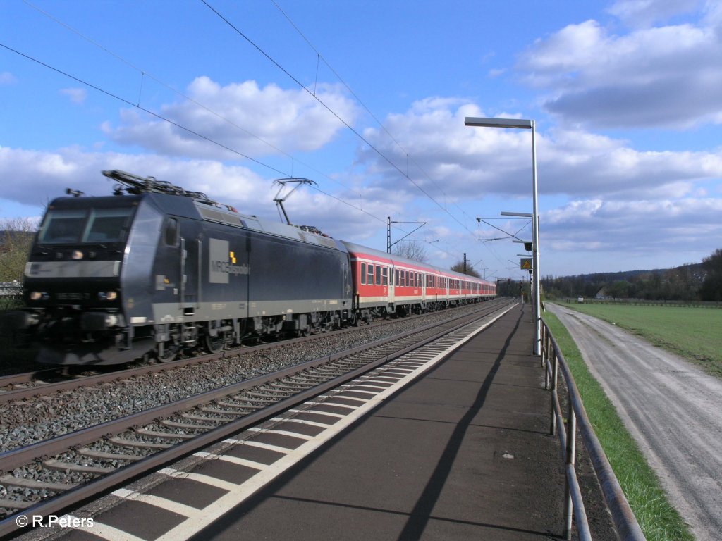 185 552 zieht ein RE Frankfurt/Main durch Thngersheim. 10.04.10