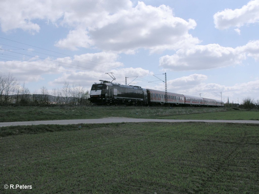 185 554-3 schiebt bei Thngersheim den RE 4613 nach Wrzburg. 10.04.10