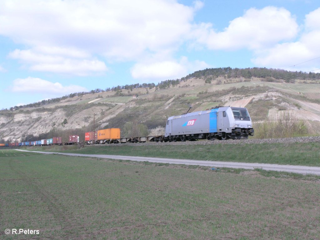 185 672 zieht ein Containerzug bei Thngersheim. 10.04.10