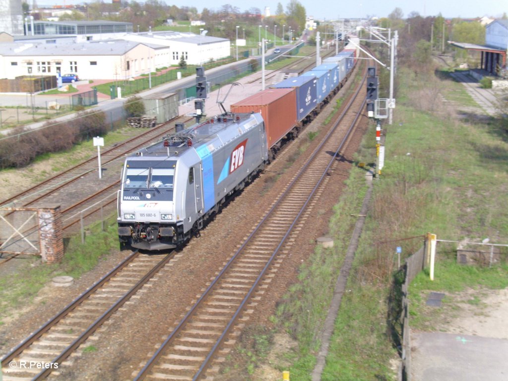 185 680-6 durchfhrt Schkeuditz mit einem Containerzug. 22.04.10