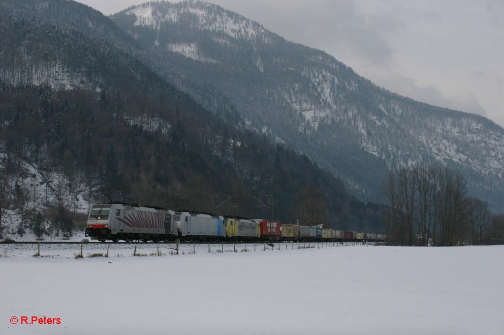 186 283-8 + 186 109-5 + 189 901 mit Wechselpritschenzug bei Niederaudorf. 04.02.12