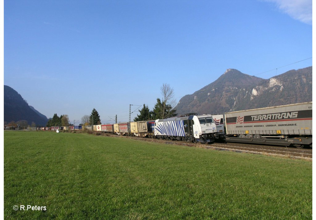 186 661 mit Wechselpritschenzug bei Niederaudorf. 03.11.10