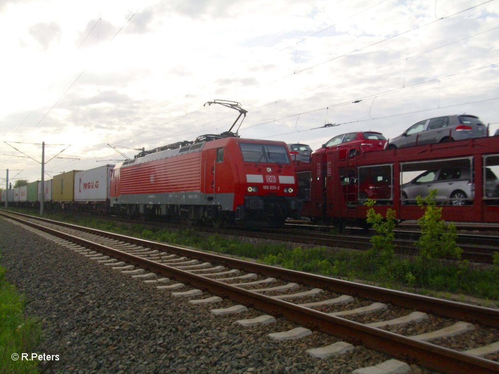 189 005-2 mit einem Containerzug bei Schkeuditz. 05.05.10