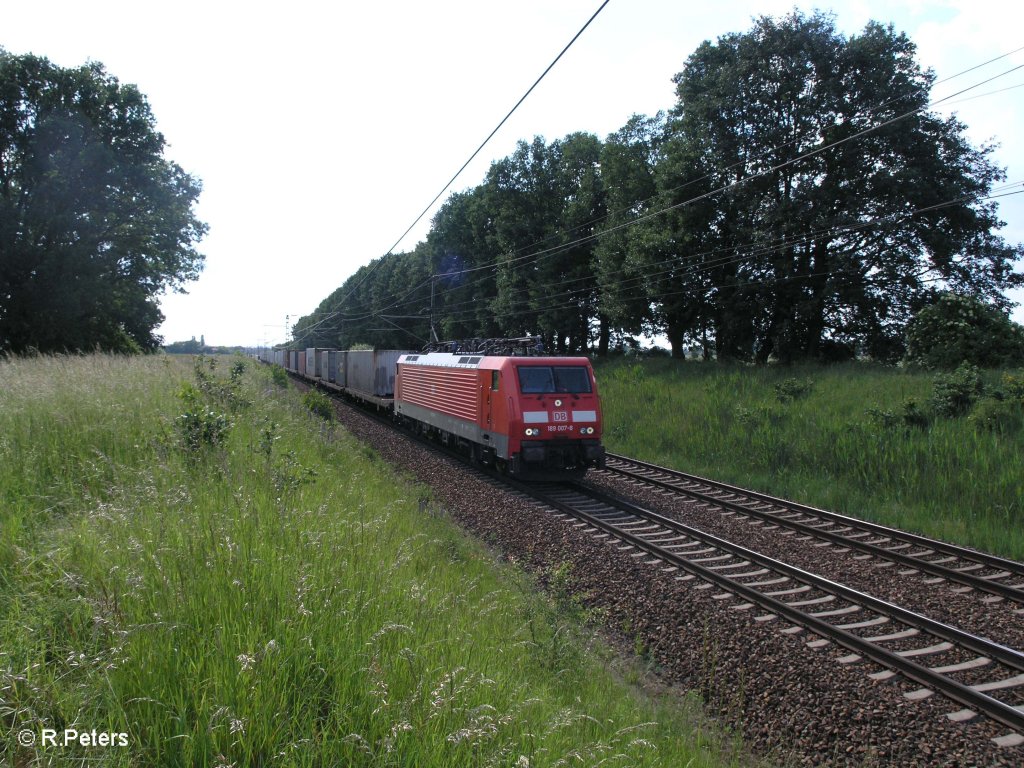 189 007-8 zieht bei Jacosdorf(Mark) ein Containerzug. 02.06.09