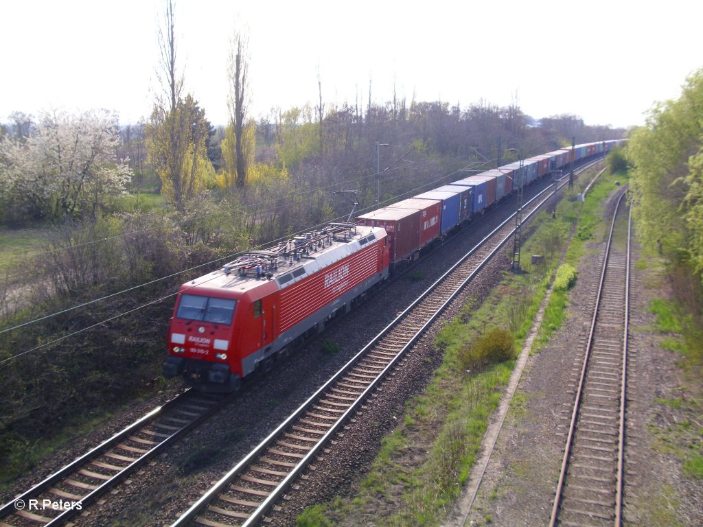 189 010-2 fuhr mit einem Containerzug in Schkeuditz ein. 22.04.10