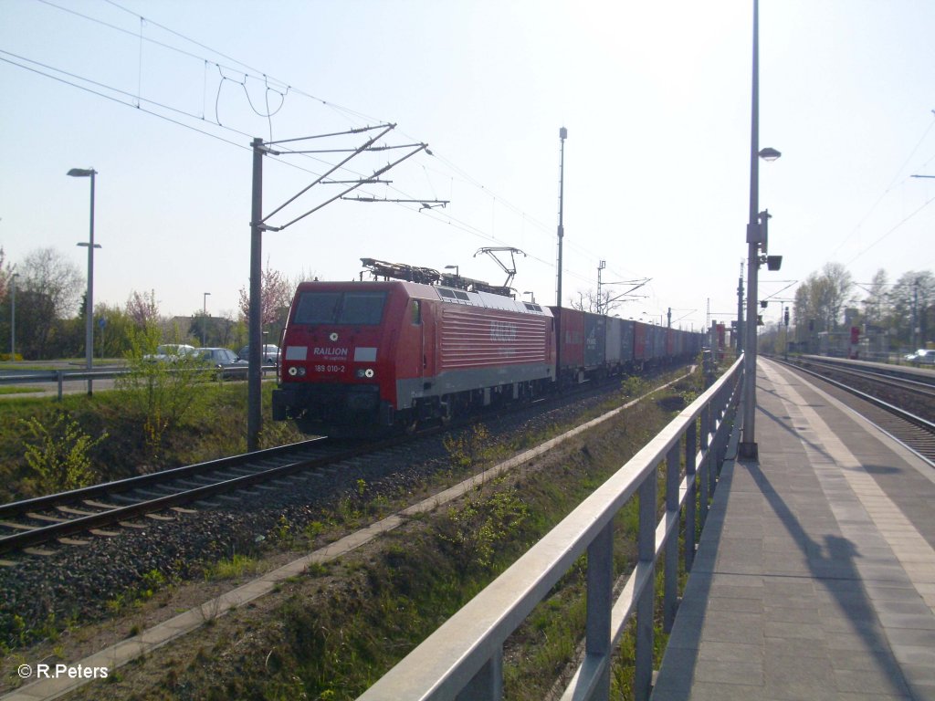 189 010-2 steht mit einem Containerzug im Bahnhof Schkeuditz. 23.04.10