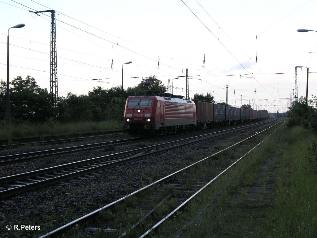 189 010-2 zieht ein Containerzug durch Saarmund. 01.06.09