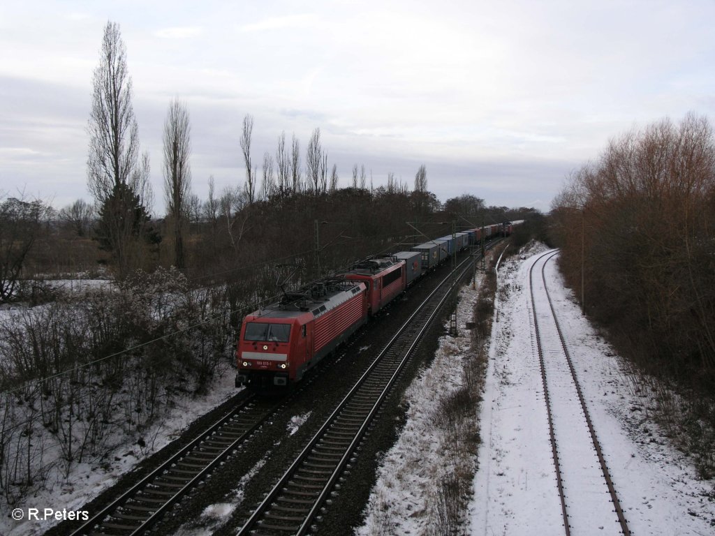 189 015-1 und eine 155 ziehen bei Schkeuditz ein Containerzug. 22.12.09