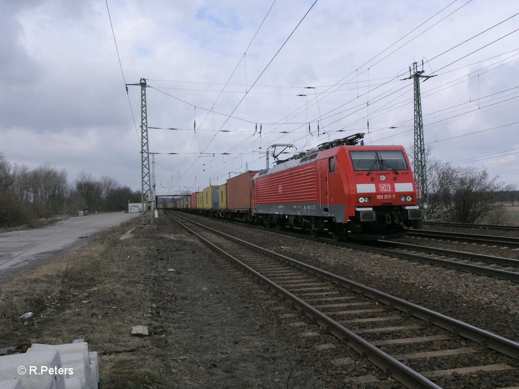 189 017-7 mit Containerzug in Saarmund. 11.03.11