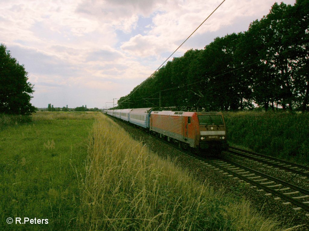 189 037-5 zieht bei Jacobsdorf(Markt) den D247 Moskau-Express. 19.07.08