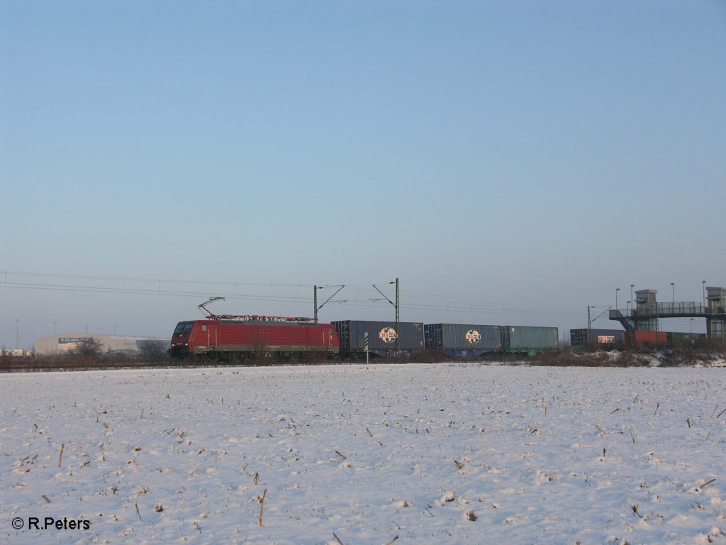 189 800-6 zieht ein Containerzug durch Schkeuditz West. 23.12.09