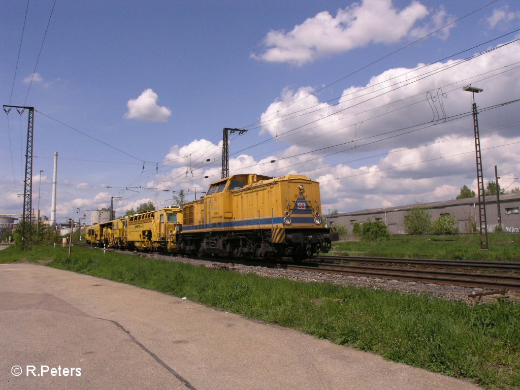 203 309-0 berfhrt bei Regensburg Ost eine Baumaschine. 03.05.08