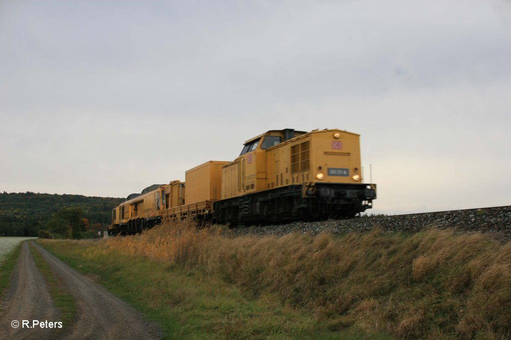 203 311-6 mit Baufahrzeuge bei Oberteich. 06.10.12