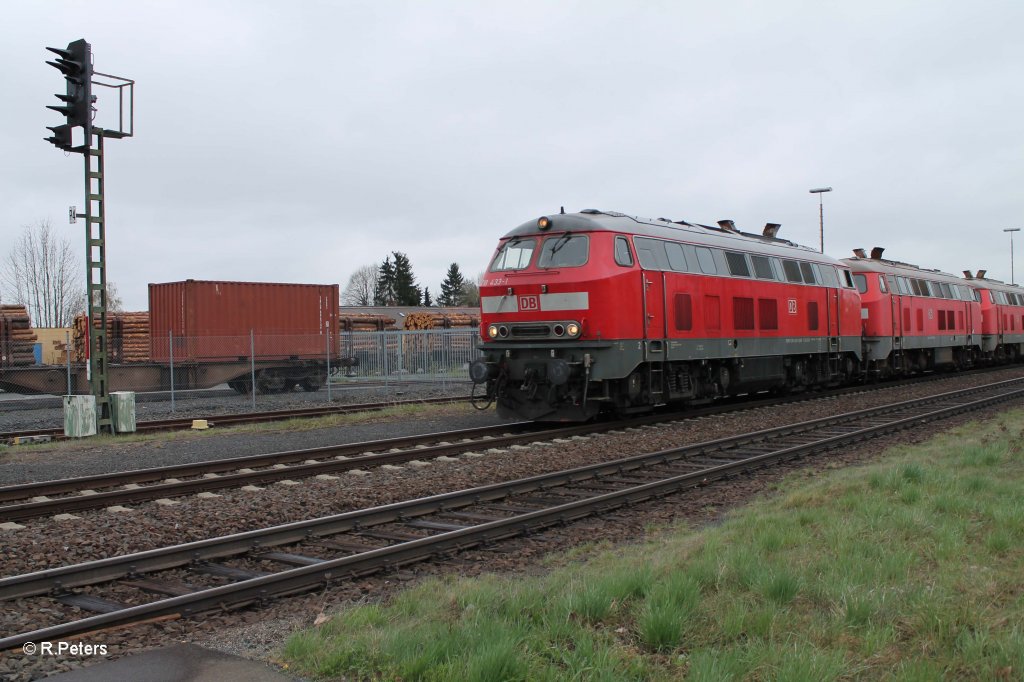 218 433-1 berfhrt mit dem SchadR 74777 MMF-LL die 218 216 + 218 206 + 218 136 in Wiesau7Oberpfalz. 28.04.13