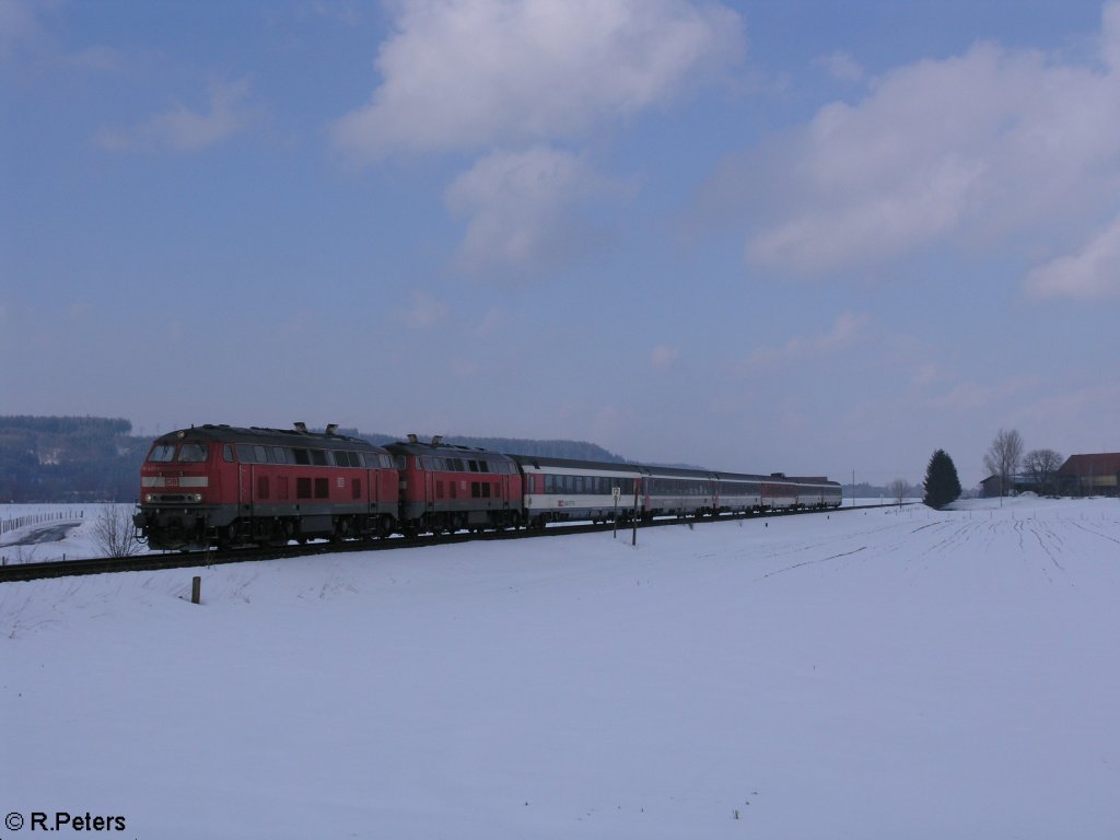 218 433 und eine Schwestermaschine ziehen den EC nach Zrich bei Aichstetten. 21.02.10