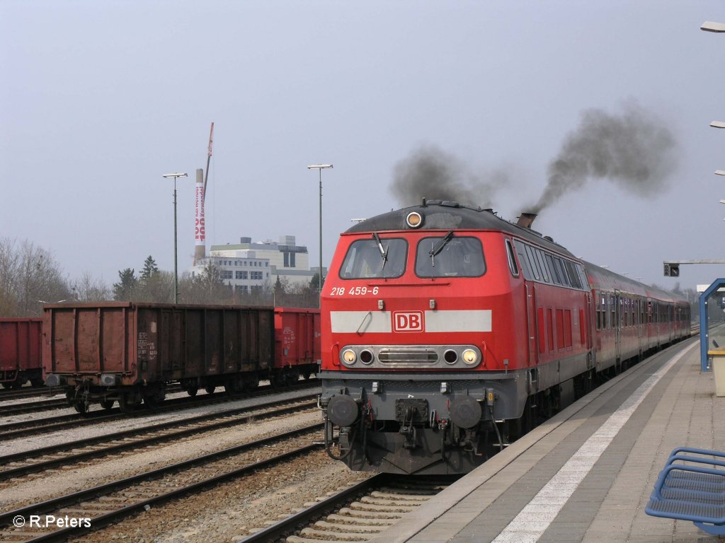 218 459-6 beschleunigt in Buchloe den RE32804 Hergatz. 04.04.09
