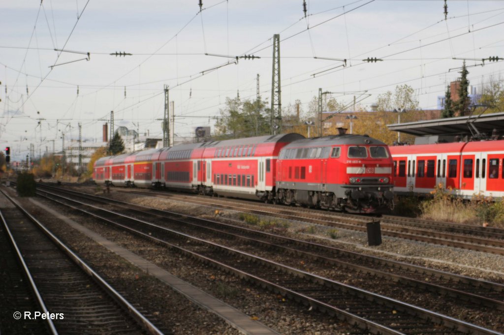 218 463-8 schiebt ein RE am Heimeranplatz vorbei. 04.11.10