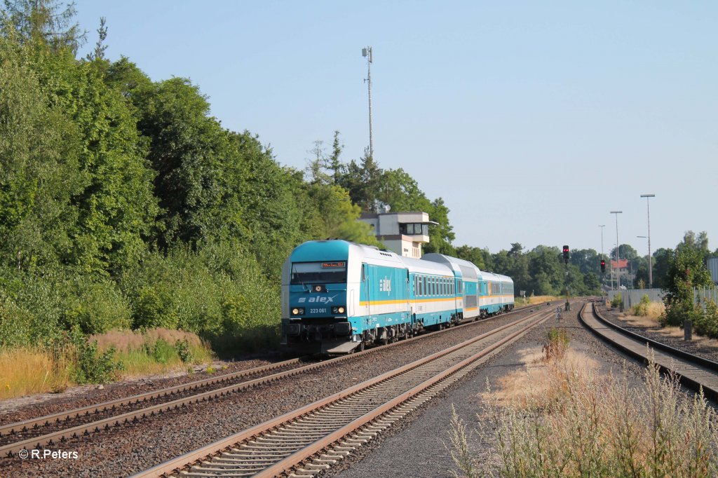 223 061 mit dem ALX84109 Hof - Mnchen bei der durchfahrt in Wiesau. 19.07.13