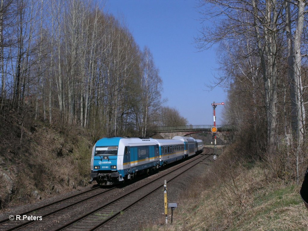 223 061 zieht bei Reuth bei Erbendorf den ALX87015 nach Mnchen. 25.04.10