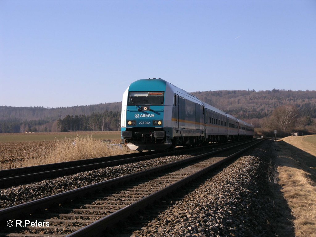 223 062 zieht bei Oberteich den Gegenzug nach Mnchen. 24.02.08